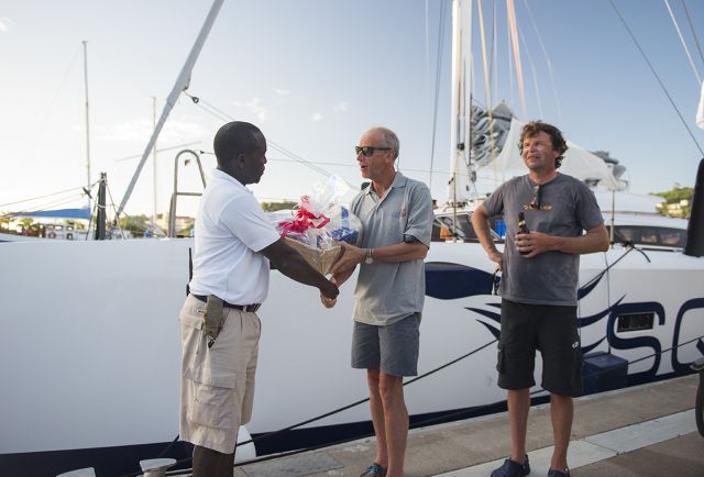 2015-rtr-Zed6-recieve-gifts-Grenada-photo-OrlandoKRomain